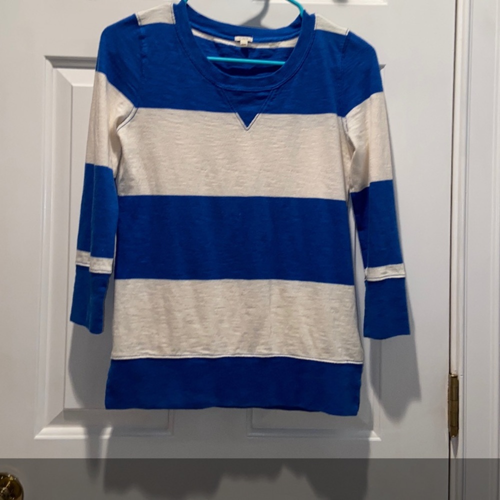 blue and white long sleeve shirt